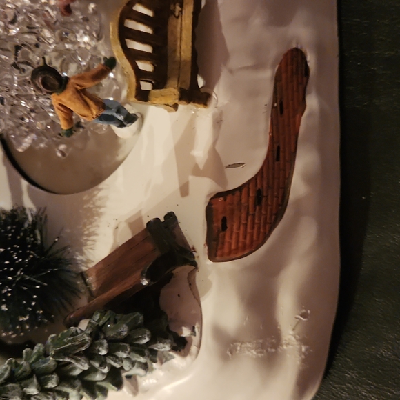 Village Lemax kids skating around the tree at Ice Pond - Picture 6 of 8